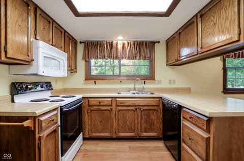 Photo of 35 Village Court, Zionsville, IN