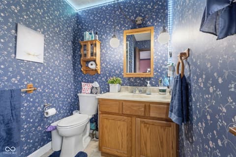 Primary bathroom at 2367 E 400 N, Whiteland, IN