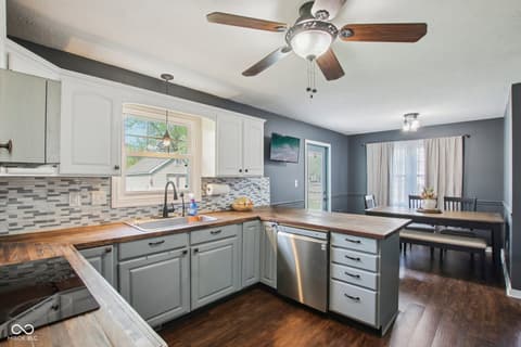 Photo of 1694 Williamsburg Lane, Franklin, IN