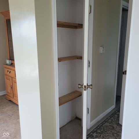 Closet — 7960 W 800 N, Fairland, IN