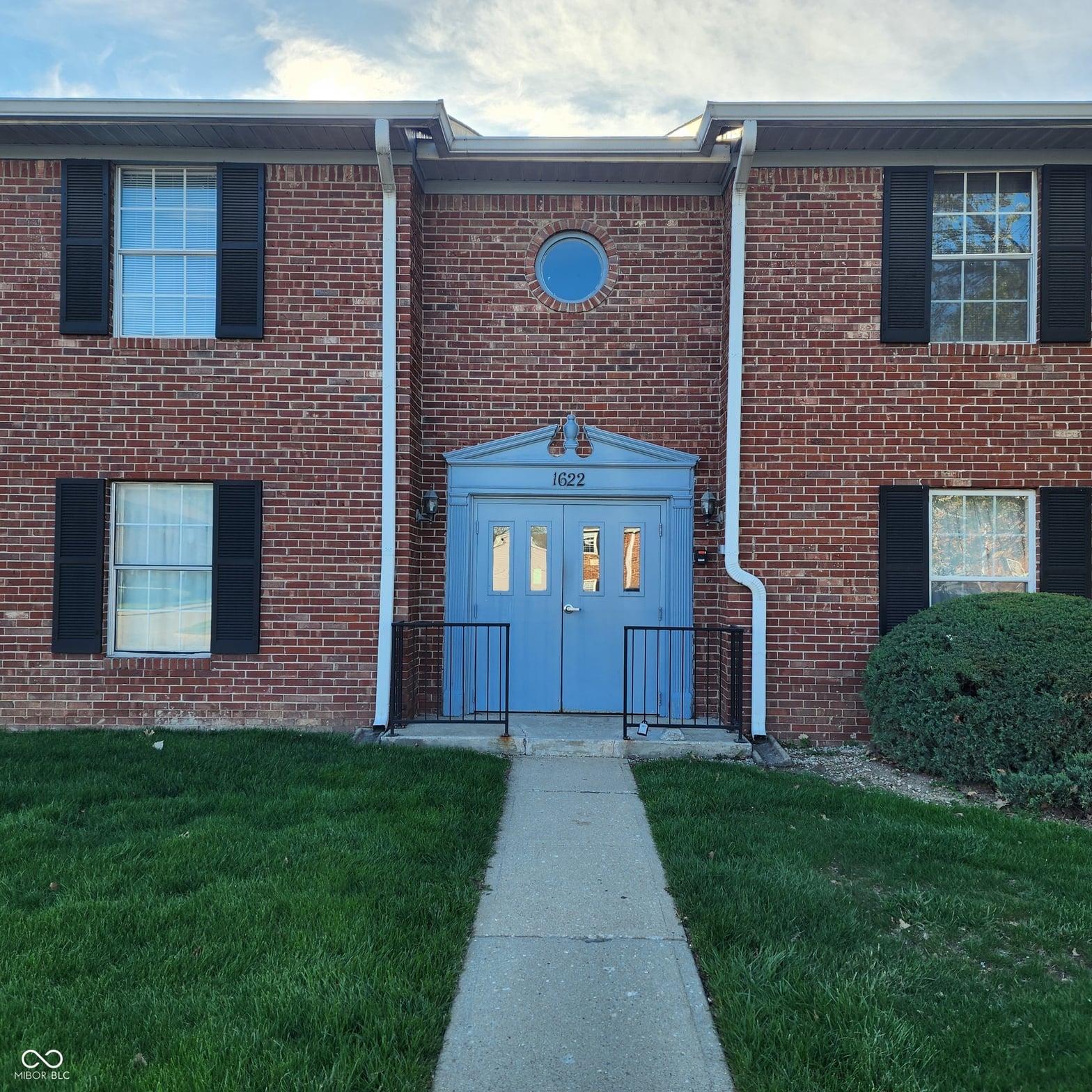 Front exterior at 1622 Queensbridge Square, Indianapolis, IN