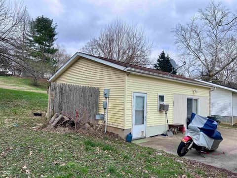 Photo of 242 W Main Street, Ellettsville, IN