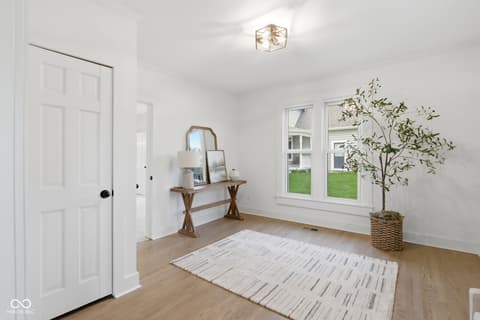 Photo of 980 W Poplar Street, Zionsville, IN