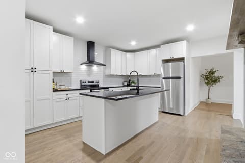 Photo of 980 W Poplar Street, Zionsville, IN