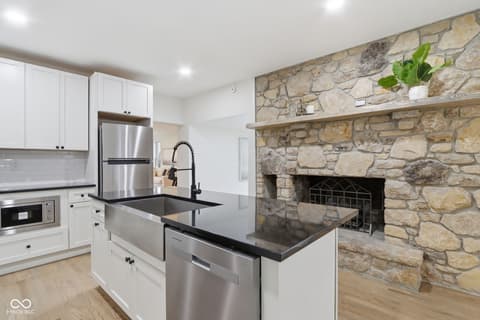 Photo of 980 W Poplar Street, Zionsville, IN