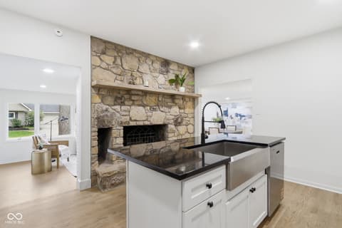 Photo of 980 W Poplar Street, Zionsville, IN