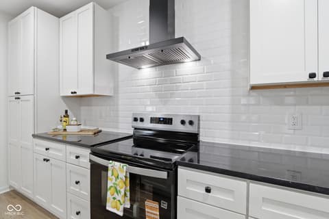 Photo of 980 W Poplar Street, Zionsville, IN
