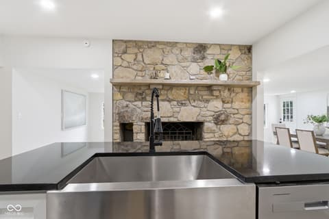 Photo of 980 W Poplar Street, Zionsville, IN