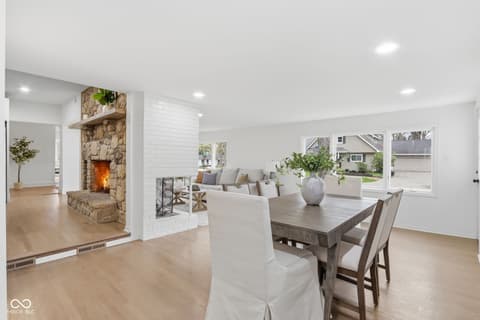Photo of 980 W Poplar Street, Zionsville, IN
