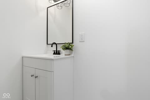 Photo of 980 W Poplar Street, Zionsville, IN