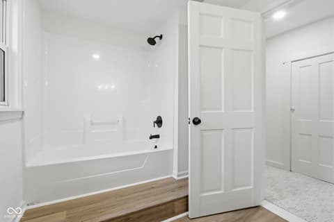 Photo of 980 W Poplar Street, Zionsville, IN