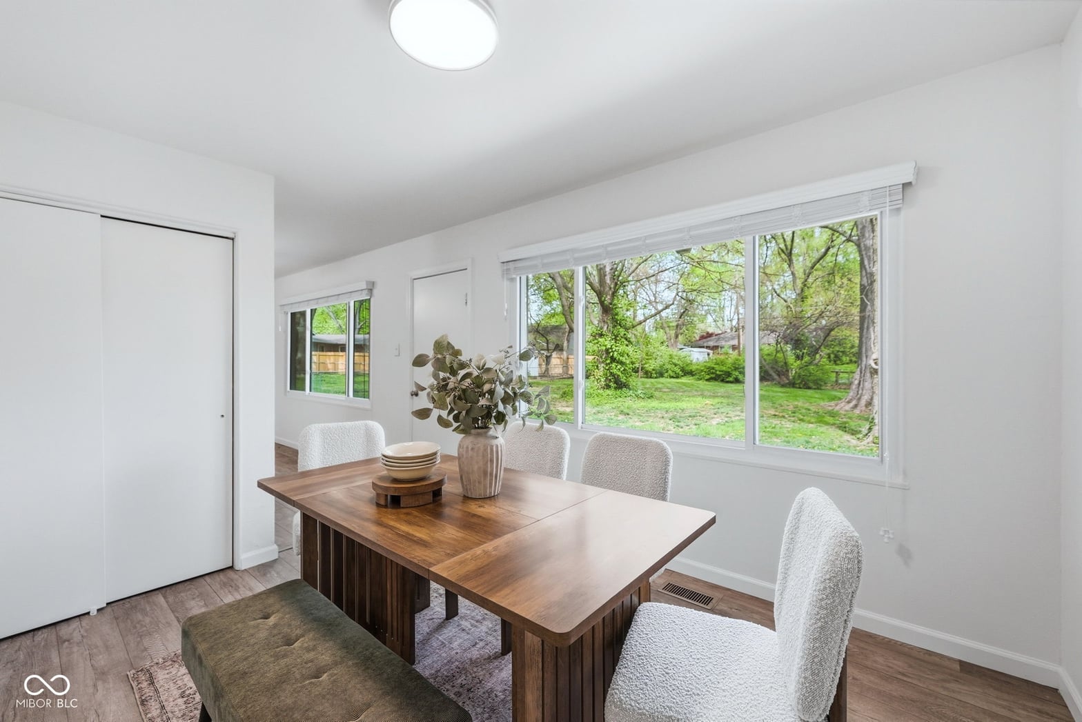 Bright dining room with expansive garden views and modern finishes.