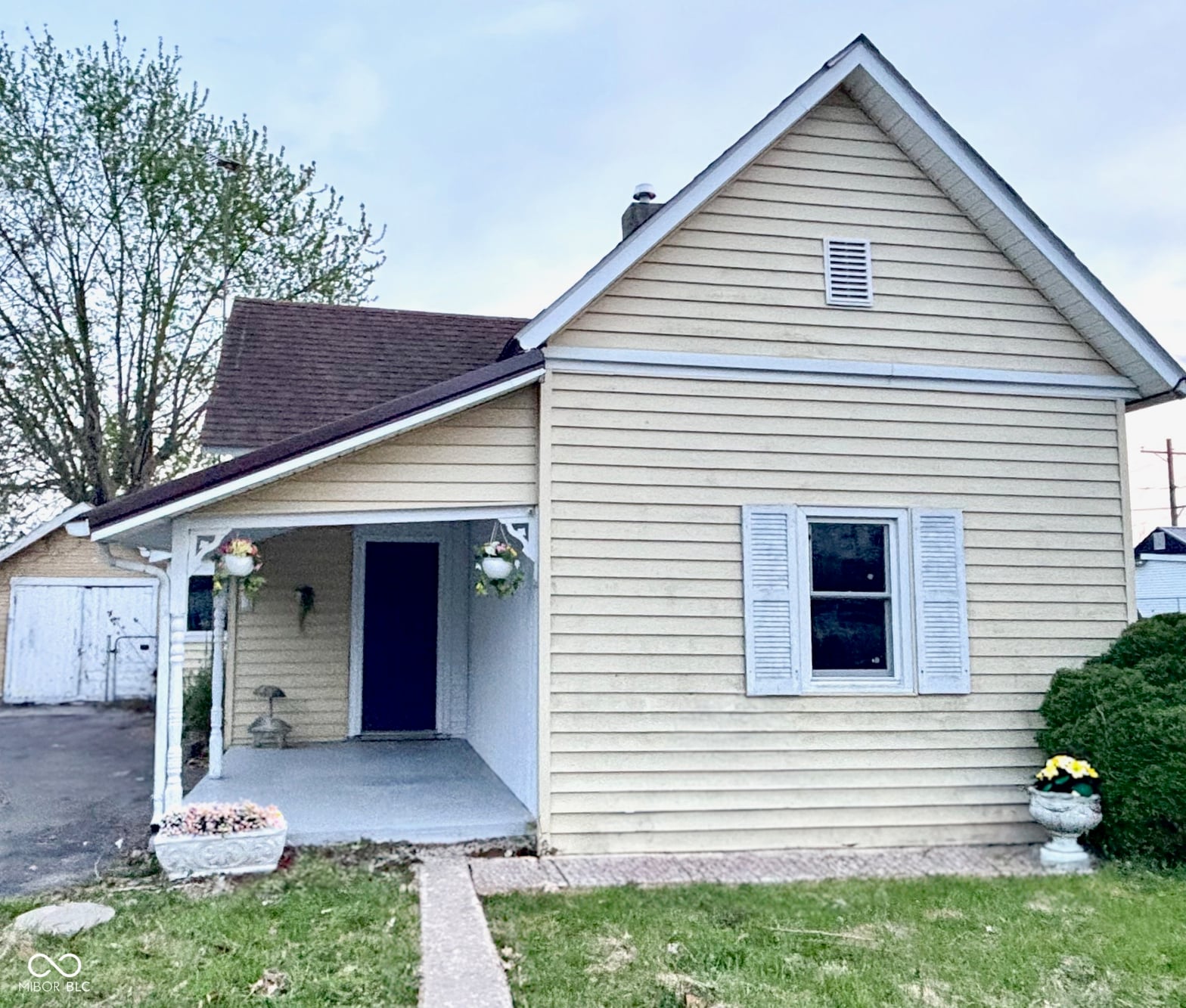 Front exterior at 513 W Washington Street, Alexandria, IN