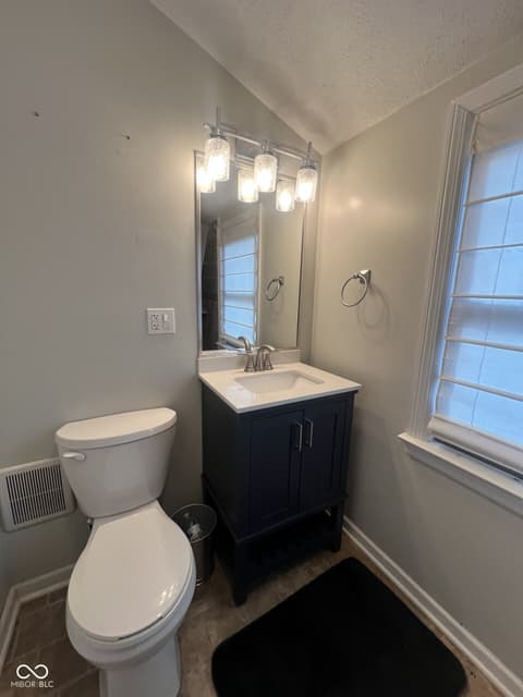 Photo of 2724 E Fairoaks Drive, New Castle, IN
