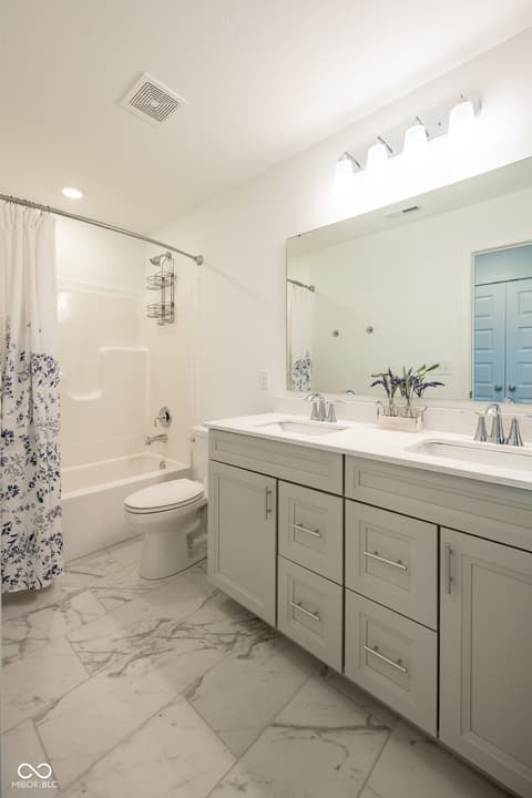 Photo of 1041 Elmwood Lane, Greenwood, IN