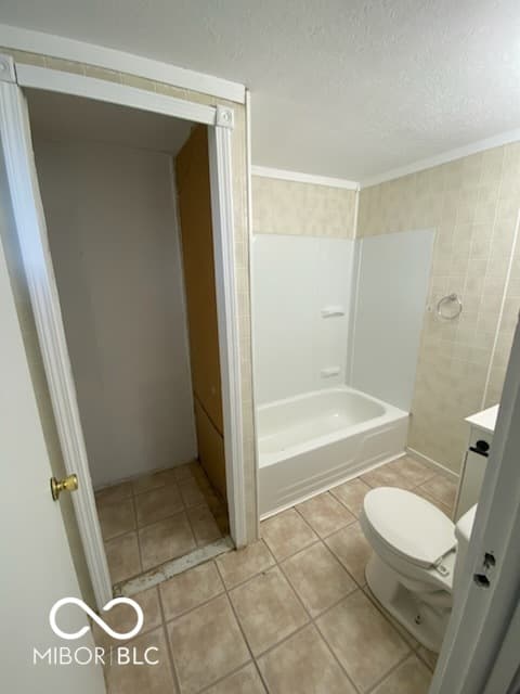 Primary bathroom at 818 Moriseni Avenue, Shelbyville, IN