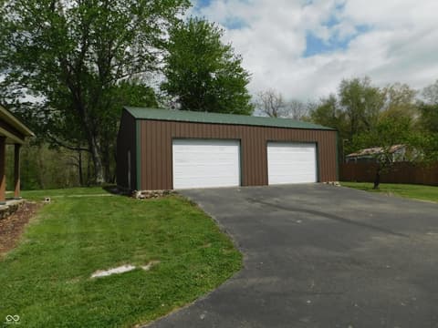 Garage at 3737 W Thomastown Road, Scottsburg, IN