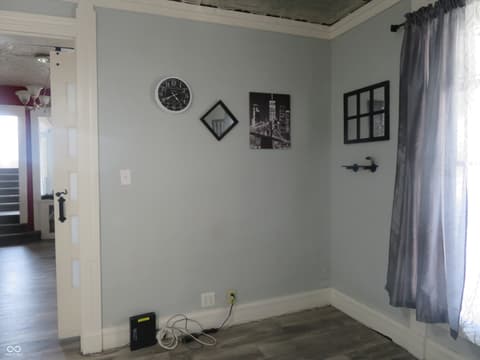 Family room at 401 N Harrison Street, Alexandria, IN