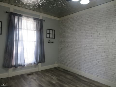 Family room at 401 N Harrison Street, Alexandria, IN