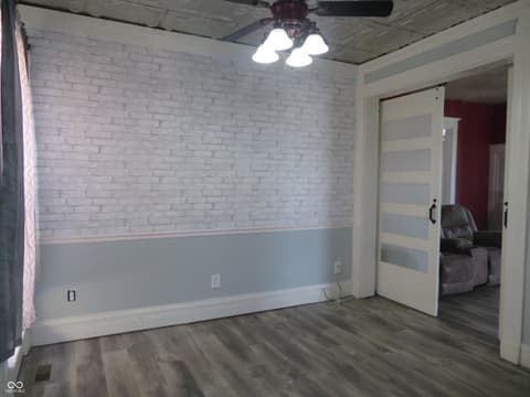 Family room at 401 N Harrison Street, Alexandria, IN
