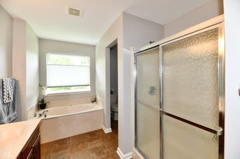 Primary bathroom at 13472 Lorenzo Boulevard, Carmel, IN