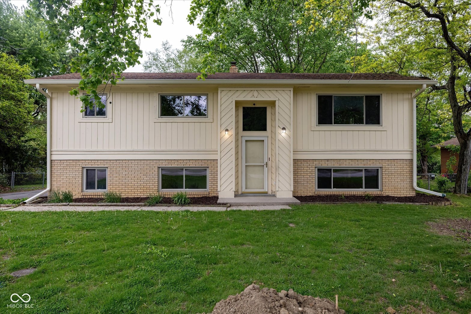 Photo of 8203 Laura Lynne Lane, Indianapolis, IN
