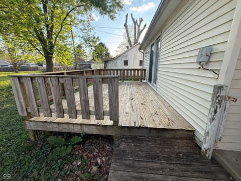 Outdoor living area at 207 E Pine Street, New Market, IN