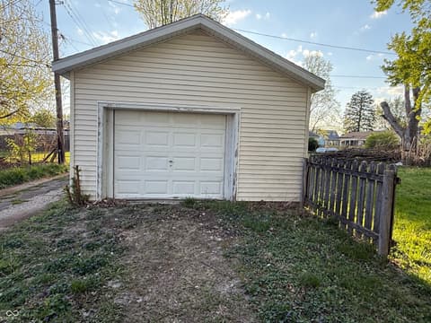 Garage at 207 E Pine Street, New Market, IN