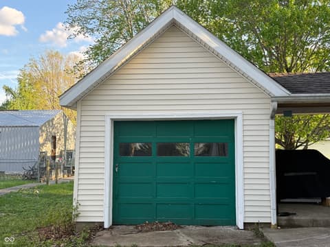 Garage at 207 E Pine Street, New Market, IN