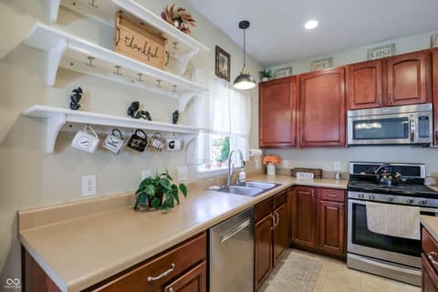 Kitchen at 10328 Ridge Line Court, Indianapolis, IN