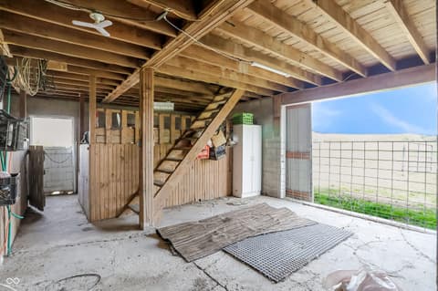 Stable — 9796 W 300 S, Lapel, IN