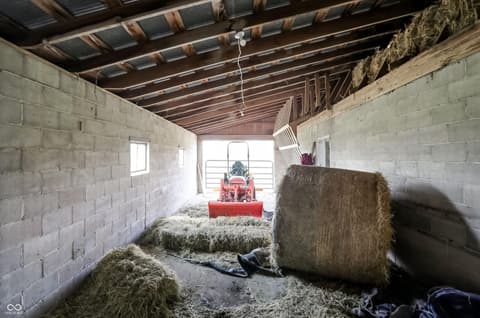 Stable — 9796 W 300 S, Lapel, IN