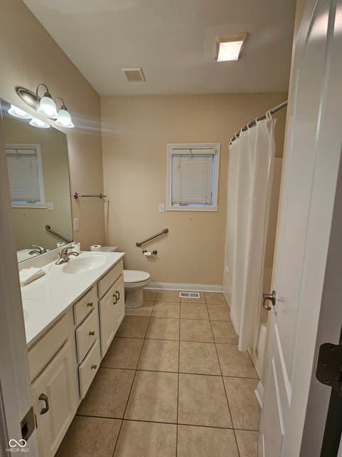 Walk In Closets — 2845 Bloomsbury N, Greenwood, IN
