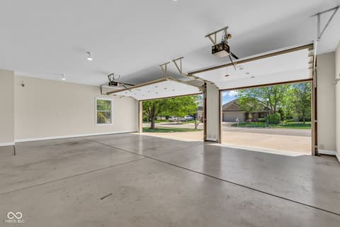 Garage at 5666 Augusta Woods Drive, Plainfield, IN