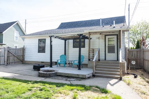 Outdoor living area at 306 S East Street, Pendleton, IN