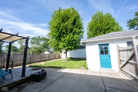 Yard at 306 S East Street, Pendleton, IN