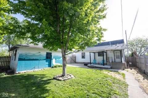 Yard at 306 S East Street, Pendleton, IN