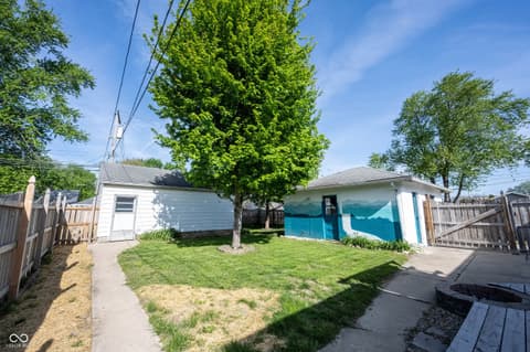 Yard at 306 S East Street, Pendleton, IN