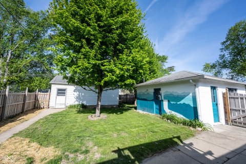 Yard at 306 S East Street, Pendleton, IN