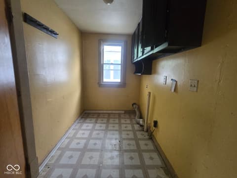 Laundry room at 835 S 3rd Street, Clinton, IN