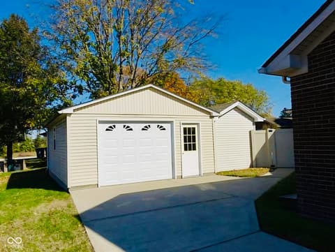 Garage at 2720 Falcon Court, Seymour, IN