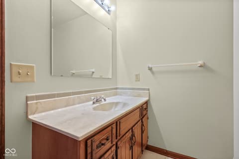 Photo of 725 Summitcrest Drive, Indianapolis, IN