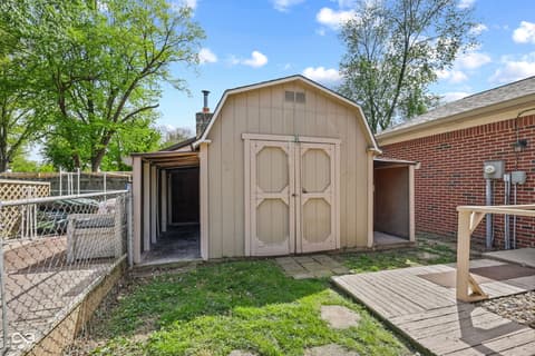 Photo of 725 Summitcrest Drive, Indianapolis, IN