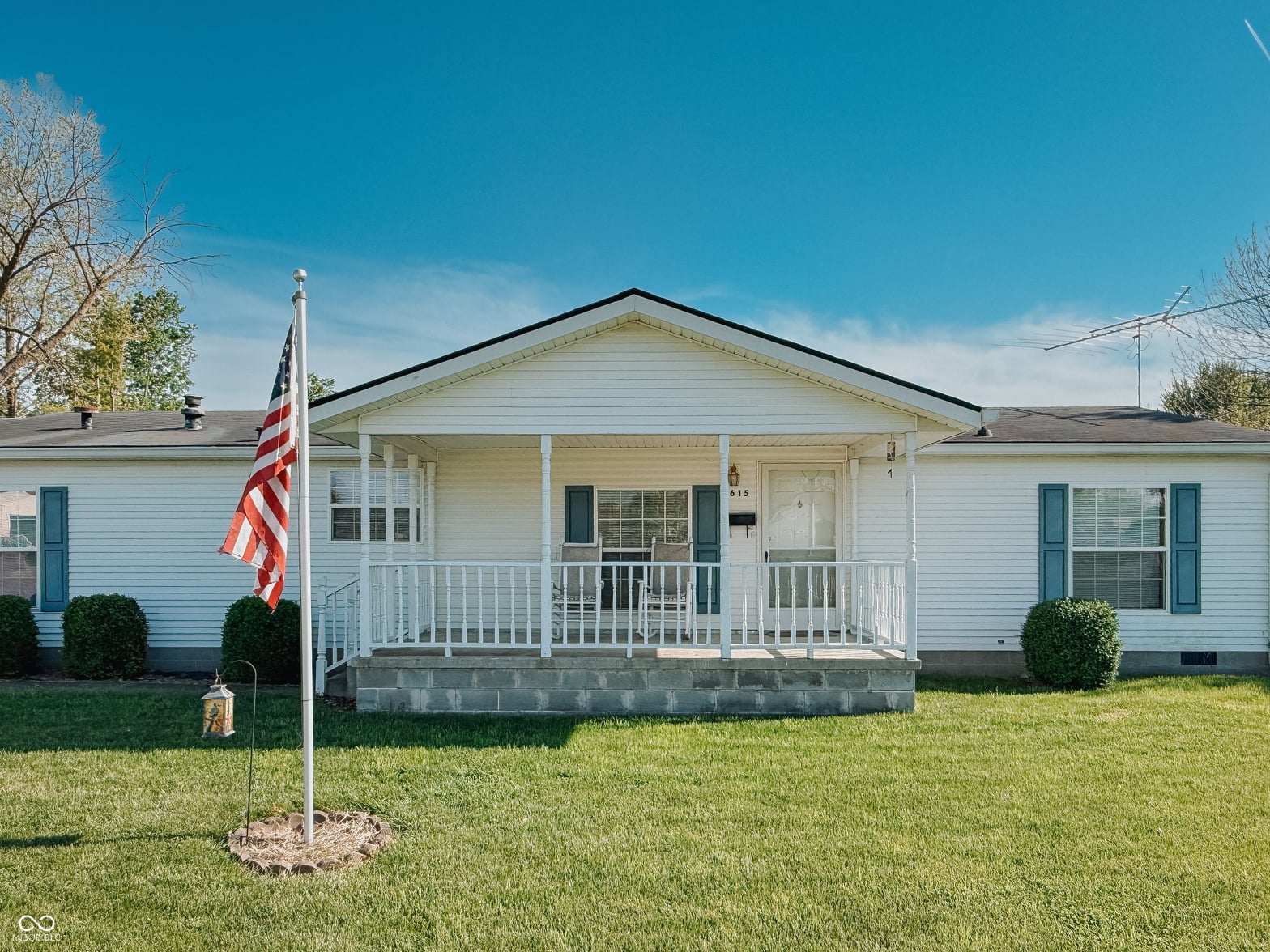 Photo of 615 High Street, Hope, IN