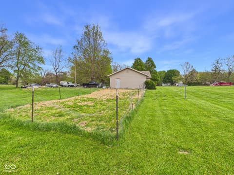 Yard at 9211 S Us Highway 35, Muncie, IN