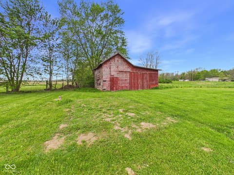 Yard at 9211 S Us Highway 35, Muncie, IN