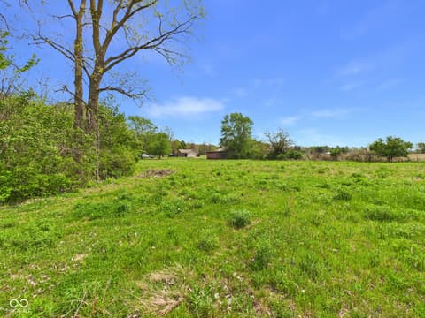 Yard at 9211 S Us Highway 35, Muncie, IN