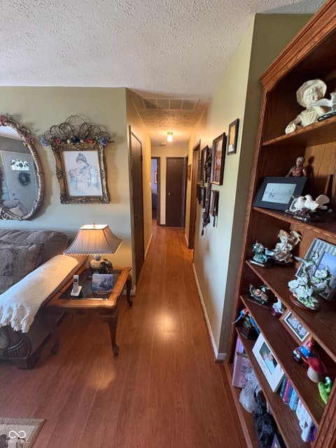 Photo of 340 Briar Hill Drive, Whiteland, IN