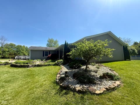 Photo of 15645 E County Road 500 N, Hope, IN
