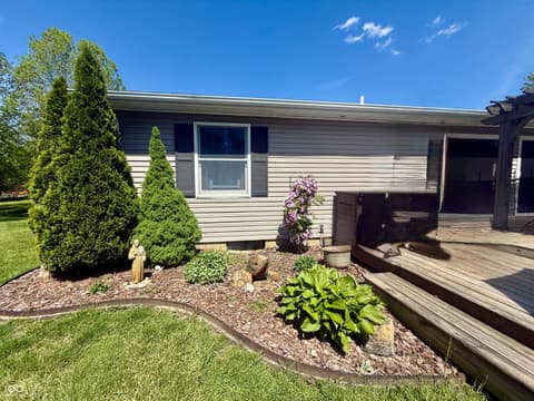 Photo of 15645 E County Road 500 N, Hope, IN